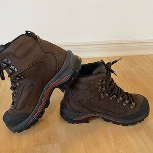 Ladies LL Bean Size 7 wide Hiking Boots.